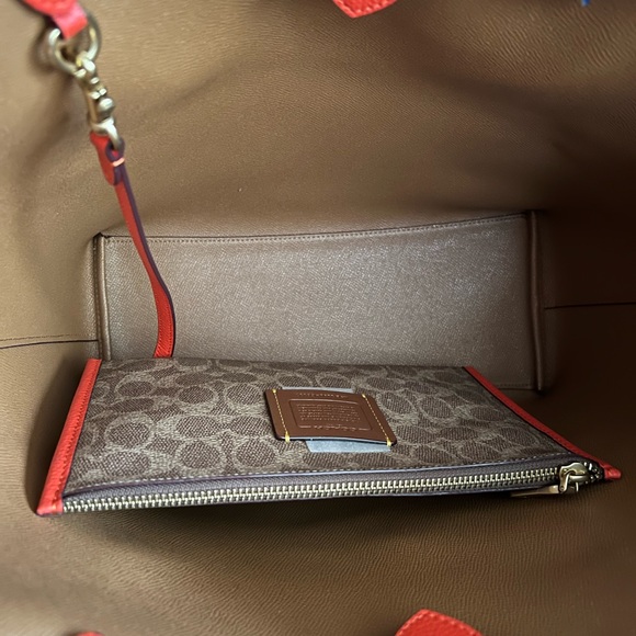 Coach Day Tote - Picture 4 of 11